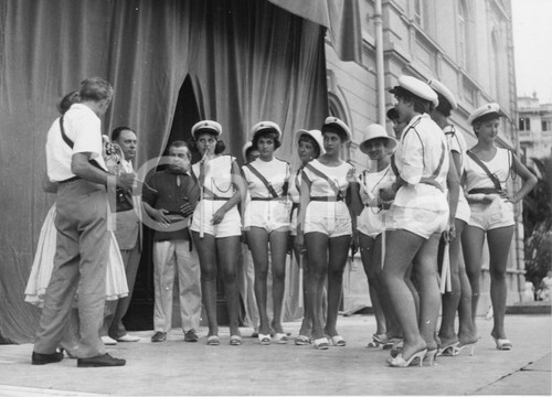 1958 ALASSIO Elezione MISS MURETTO - Concorrenti (1) Foto vintage 24x18 cm 1958Fotografia vintage rara d'epoca.Timbro archivio Publifoto Genova al verso.FORMATO: 24x18 cm CONDIZIONI: FAIR (difetti di stampa)ICHARTA mette in vendita le stampe vintage della collezione Publifoto Genova, per la maggior parte inedita o in tiratura di pochi esemplari. Si tratta di un'ottima opportunità di investimento per i collezionisti di fotografie d'epoca. originale e autentica 1 1958 ALASSIO Elezione MISS MURETTO - Concorrenti (1) Foto vintage 24x18 cm 1958Fotografia vintage rara d'epoca.Timbro archivio Publifoto Genova al verso.FORMATO: 24x18 cm CONDIZIONI: FAIR (difetti di stampa)ICHARTA mette in vendita le stampe vintage della collezione Publifoto Genova, per la maggior parte inedita o in tiratura di pochi esemplari. Si tratta di un'ottima opportunità di investimento per i collezionisti di fotografie d'epoca. originale e autentica 1